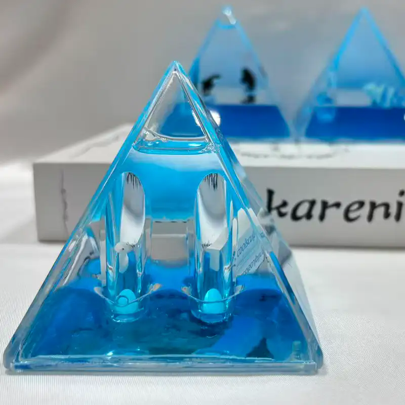 Как украшение стола Pyramid Liquid преобразует ваше рабочее пространство?